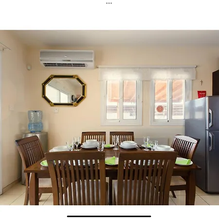 Julia Αγία Νάπα